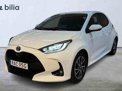 Vit Begagnad 2022 Toyota Yaris Hybrid Halvkombi | 224 900 kr (Marknadspris)