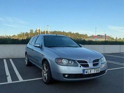 Blå Begagnad 2004 Nissan Almera Halvkombi | 25 000 kr (Marknadspris)