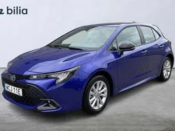 Grå Ny 2025 Toyota Corolla Hybrid Active Halvkombi | 347 500 kr (Marknadspris)