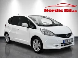 Vit Begagnad 2013 Honda Jazz Halvkombi | 79 900 kr (Marknadspris)