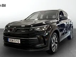Svart Begagnad 2024 VW Tiguan Life SUV | 489 900 kr