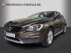 Brun Begagnad 2016 Volvo V60 CC Momentum Kombi | 149 900 kr (Marknadspris)