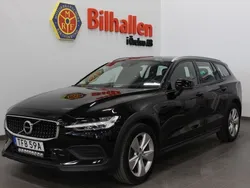 Svart Begagnad 2021 Volvo V60 CC Momentum Kombi | 299 000 kr (Bra pris)