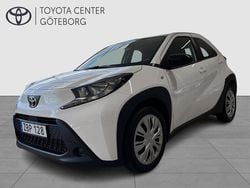 Vit Begagnad 2022 Toyota Aygo Play Halvkombi | 159 900 kr (Marknadspris)