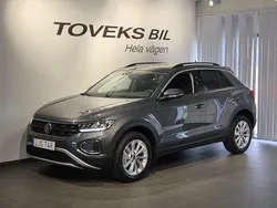 Grå (indium grey metallic) Ny 2025 VW T-Roc Life SUV | 385 400 kr (Marknadspris)