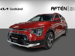 Röd (runway red metallic) Begagnad 2023 Kia Niro Advance SUV | 349 800 kr (Lite dyr)