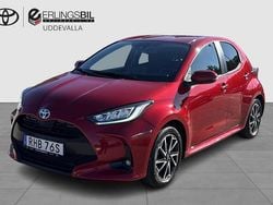 Röd Begagnad 2022 Toyota Yaris Hybrid Active Halvkombi | 229 900 kr (Marknadspris)
