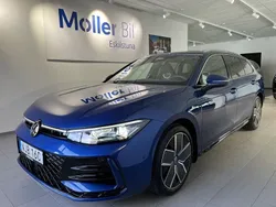 Blå (reef blue metallic) Ny 2025 VW Passat R-line Kombi | 556 400 kr (Marknadspris)