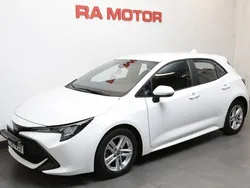 Vit Begagnad 2022 Toyota Corolla Active Halvkombi | 229 700 kr (Bra pris)