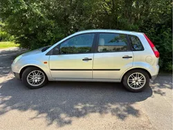 Grå Begagnad 2004 Ford Fiesta Halvkombi | 17 000 kr (Marknadspris)