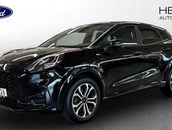 Svart (black) Begagnad 2022 Ford Puma Gen-E ST-Line Halvkombi | 219 900 kr (Marknadspris)