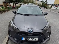Grå Begagnad 2022 Toyota Yaris Hybrid Active Halvkombi | 193 000 kr (Marknadspris)