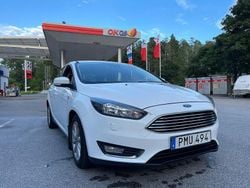 Vit Begagnad 2018 Ford Focus Titanium Halvkombi | 85 000 kr (Marknadspris)