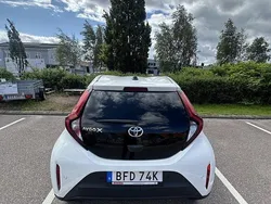 Vit Begagnad 2022 Toyota Aygo Play Halvkombi | 175 000 kr (Marknadspris)