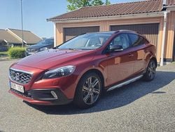 Röd Begagnad 2013 Volvo V40 CC Summum Kombi | 125 000 kr (Marknadspris)