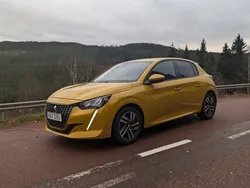 Gul Begagnad 2021 Peugeot 208 Allure Halvkombi | 127 000 kr (Marknadspris)