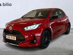 Flame red (3u5) Begagnad 2023 Toyota Yaris Hybrid Style Halvkombi | 249 900 kr (Marknadspris)