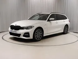 Vit Begagnad 2021 BMW 330e Shadowline Kombi | 284 800 kr (Marknadspris)
