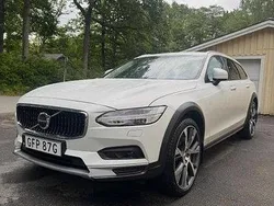 Vit Begagnad 2021 Volvo V90 CC Momentum Kombi | 320 000 kr (Marknadspris)
