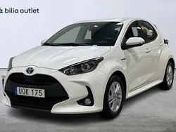 Vit Begagnad 2021 Toyota Yaris Hybrid Active Halvkombi | 179 900 kr (Marknadspris)