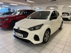 Vit (lunar white) Begagnad 2024 Mazda 2 Exclusive-Line Halvkombi | 234 900 kr (Bra pris)