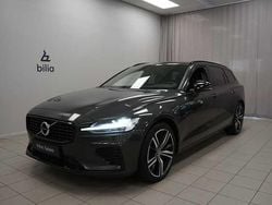 Mörkgrå Begagnad 2022 Volvo V60 R-Design Kombi | 359 900 kr (Marknadspris)