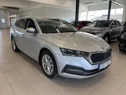 Ljusgrå (brilliant silver metallic) Begagnad 2024 Skoda Octavia Style Kombi | 349 900 kr (Marknadspris)