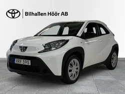 Vit Begagnad 2022 Toyota Aygo Play Halvkombi | 159 900 kr (Marknadspris)