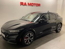 Svart Begagnad 2021 Ford Mustang Mach-E SUV | 324 800 kr (Marknadspris)