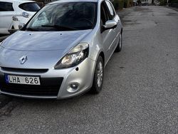Silver Begagnad 2011 Renault Clio II Halvkombi | 30 000 kr (Marknadspris)