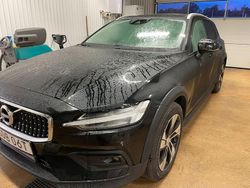 Svart Begagnad 2021 Volvo V60 CC Kombi | 299 000 kr (Marknadspris)