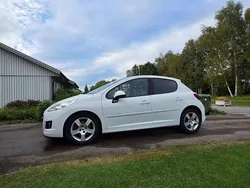 Vit Begagnad 2010 Peugeot 207 Halvkombi | 37 900 kr (Marknadspris)