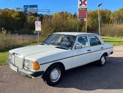 Vit Begagnad 1985 Mercedes 200 Sedan | 69 999 kr