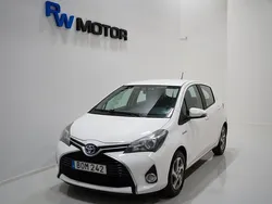 Vit Begagnad 2014 Toyota Yaris Hybrid Active Halvkombi | 84 800 kr (Marknadspris)