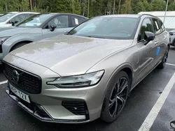 Ljusgrå (grå) Begagnad 2024 Volvo V60 Plus Kombi | 484 800 kr (Marknadspris)
