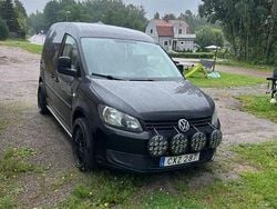 Svart Begagnad 2015 VW Caddy Minibuss | 56 000 kr (Marknadspris)