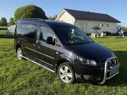 Svart Begagnad 2015 VW Caddy Maxi Life Life Minibuss | 153 000 kr