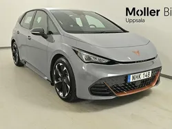 Ljusgrå (vapor grey) Begagnad 2024 Cupra Born e-Boost Halvkombi | 329 900 kr (Lite dyr)