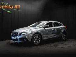 Grå Begagnad 2017 Volvo V40 CC Plus Kombi | 174 900 kr (Marknadspris)