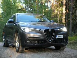 Grå Begagnad 2017 Alfa Romeo Stelvio Super SUV | 225 000 kr (Dyr)