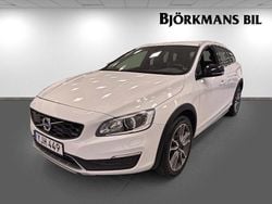 Vit Begagnad 2016 Volvo V60 CC Kombi | 179 900 kr (Marknadspris)