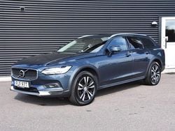 Mörkblå Begagnad 2020 Volvo V90 CC Momentum Kombi | 389 900 kr (Marknadspris)