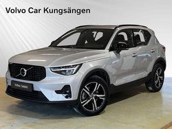 Grå Begagnad 2024 Volvo XC40 Plus SUV | 384 900 kr (Marknadspris)