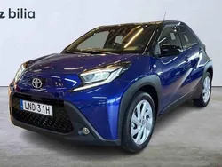 Mörkblå (blå) Begagnad 2022 Toyota Aygo Halvkombi | 189 900 kr (Marknadspris)