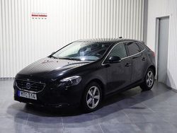 Svart Begagnad 2015 Volvo V40 Summum Halvkombi | 149 900 kr (Marknadspris)