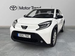 Vit Begagnad 2022 Toyota Aygo X Play SUV | 169 900 kr (Marknadspris)