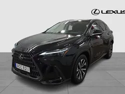 Svart Begagnad 2024 Lexus NX450h+ Business Edition SUV | 564 900 kr (Marknadspris)