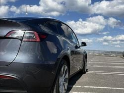 Grå Begagnad 2022 Tesla Model Y Long Range AWD SUV | 359 900 kr (Superpris)