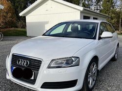 Vit Begagnad 2009 Audi A3 Sportback Attraction Halvkombi | 56 000 kr (Marknadspris)