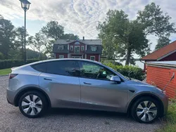 Grå Begagnad 2023 Tesla Model Y Long Range SUV | 454 900 kr